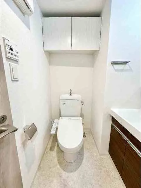 Gran Casa Ueno Matsugaya - Interior - ["Toilet seat", "Toilet", "Plumbing fixture"]