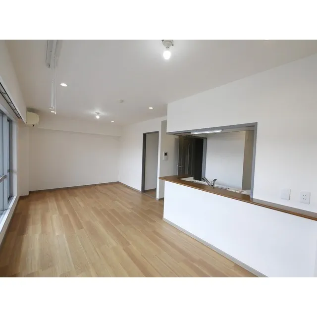 LOOP-M - Interior - ["Building", "Hall", "Wood"]