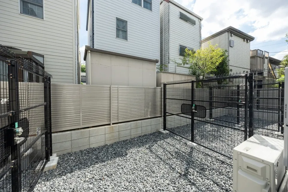 Hmlet Nakano Sakaue - Interior - ["Fence", "Wire Fencing", "Composite material"]