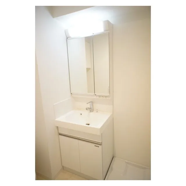 Stage First Nakano Sakagami - Interior - ["Tap", "Bathroom cabinet", "Sink"]