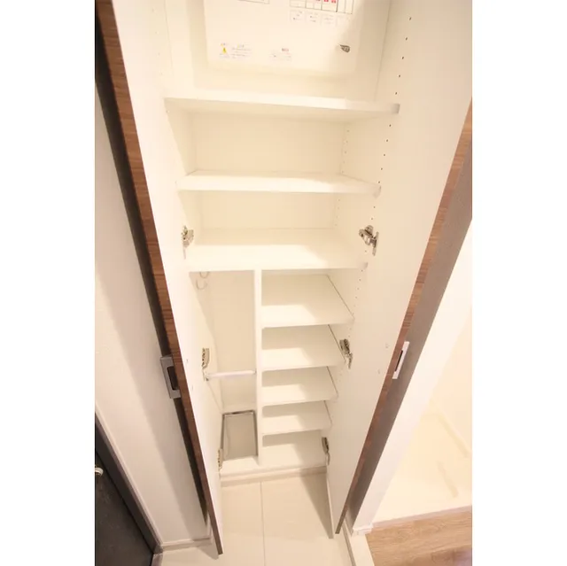 Medio Tsukishima - Interior - ["Shelving", "Wood", "Rectangle"]