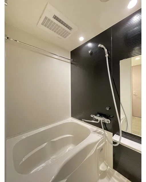 Belle Face Sangenjaya - Interior - ["Bathtub", "Plumbing fixture", "Tap"]