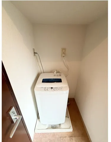 Floris Aurantium 3 - Interior - ["Washing machine", "Floor", "Major appliance"]