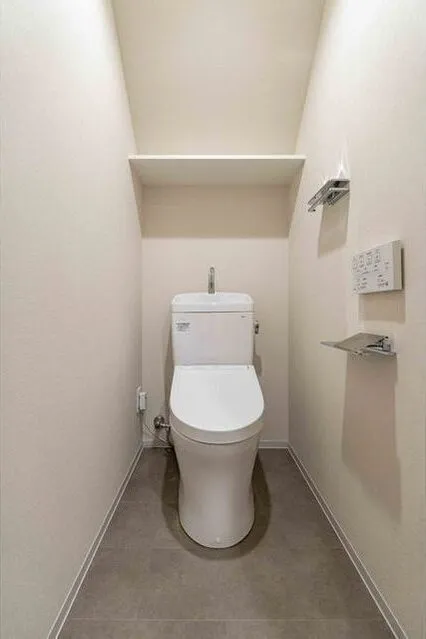 LUMIEC HONCHO EAST - Interior - ["Toilet seat", "Toilet", "Plumbing fixture"]