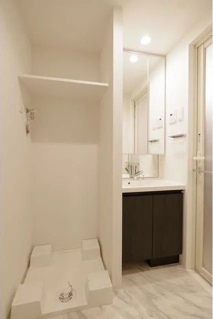 SUNIVAS Iidabashi - Interior - ["Mirror", "Furniture", "Building"]