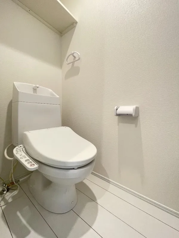 Southern Road Hoya - Interior - ["Toilet seat", "Toilet", "Bathroom"]