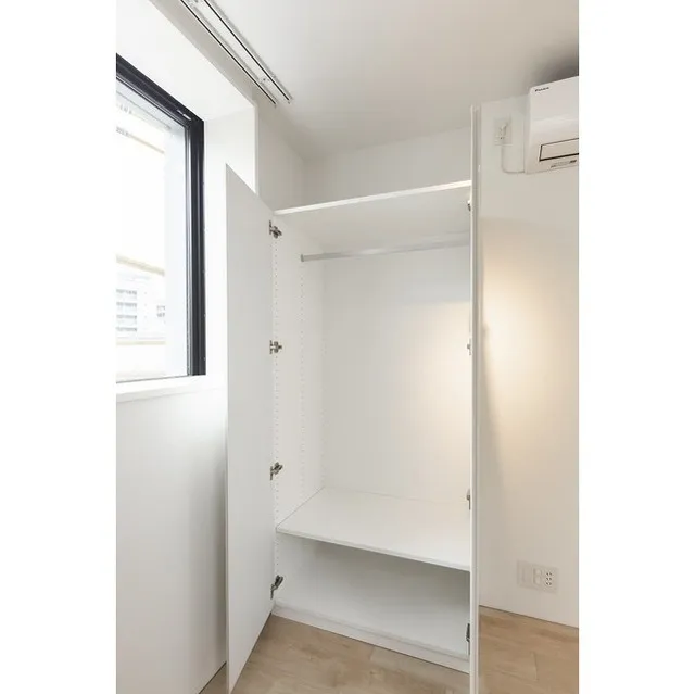 Ribio Maison Toritsu Daigaku - Interior - ["Building", "Fixture", "Window"]