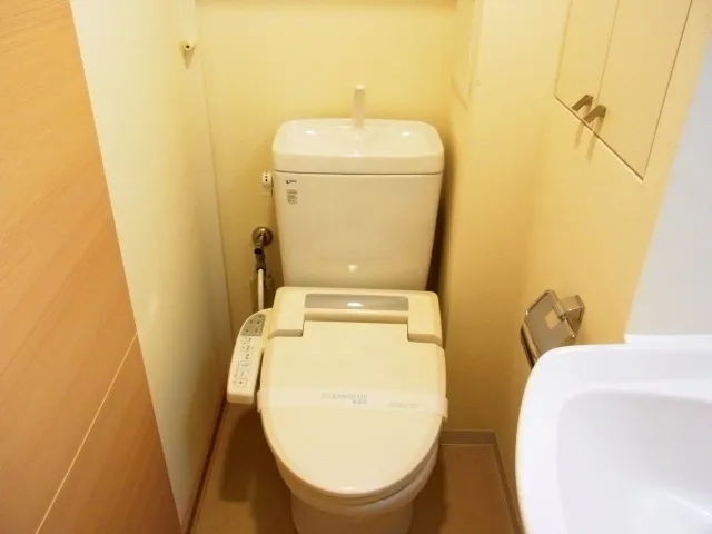 Esty Maison Oshima - Interior - ["Toilet seat", "Toilet", "Bathroom"]