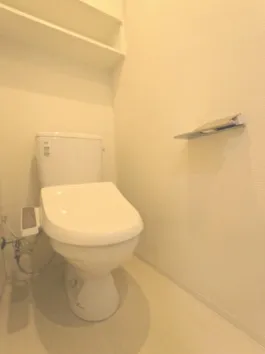 Asyl Court Higashioi - Interior - ["Flooring", "Floor", "Toilet seat"]