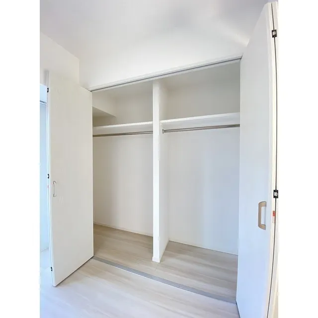 LIBR GRANT Haneda - Interior - ["Fixture", "Automotive exterior", "Floor"]