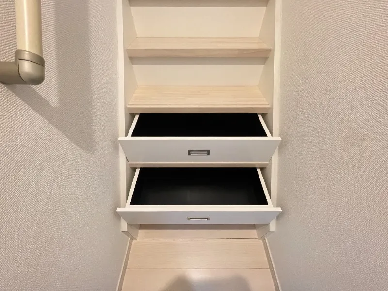 Barmy Place Oji II - Interior - ["Wood", "Shelving", "Shelf"]