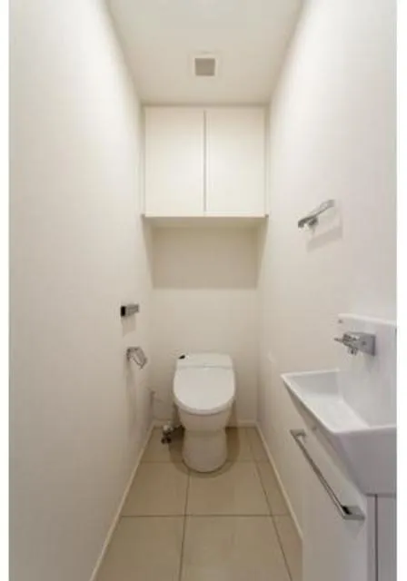Revista Shirokane-Takanawa - Interior - ["Toilet seat", "Flooring", "Floor"]
