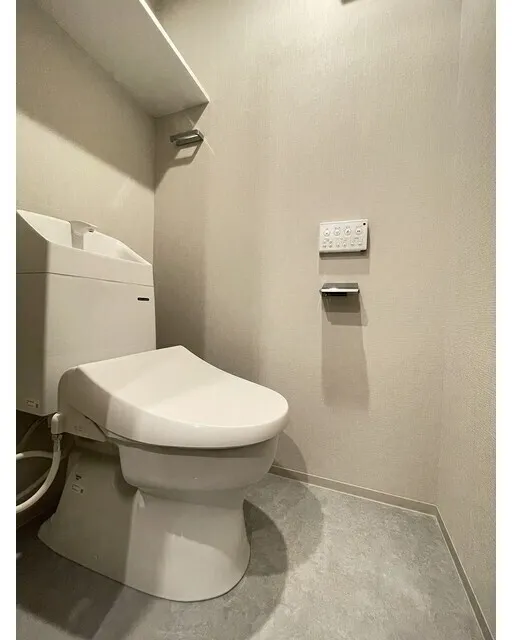 Well Square Yawata-Yama - Interior - ["Toilet seat", "Toilet", "Plumbing fixture"]