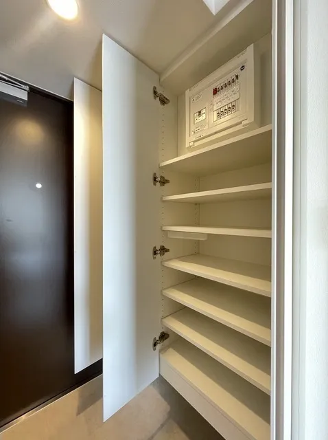 Stylio Kamata West - Interior - ["Wood", "Shelving", "Wood stain"]