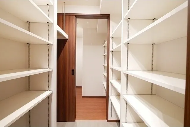 Comforia Shinjuku East Side Tower - Interior - ["Shelf", "Building", "Bookcase"]