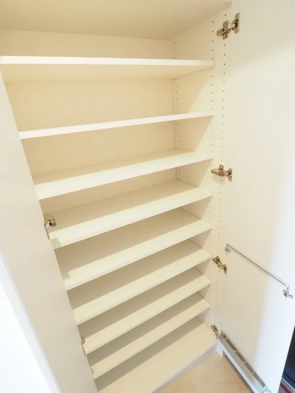 Prince Due Kamiya - Interior - ["Wood", "Shelving", "Flooring"]