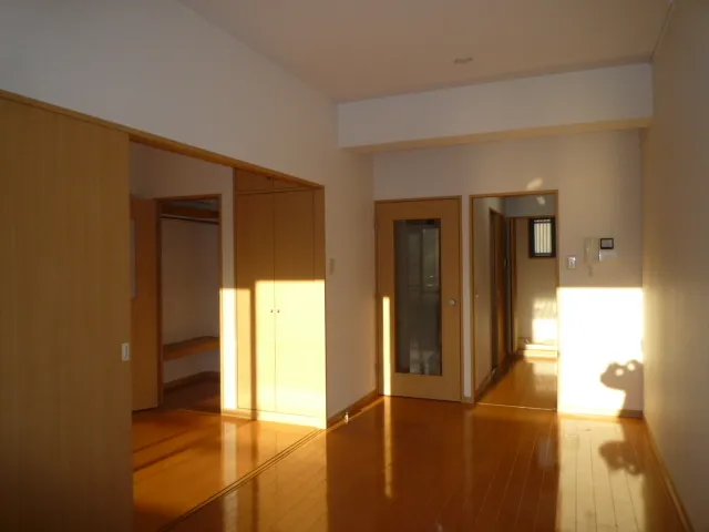 Platanus Meguro - Interior - ["Door", "Fixture", "Building"]