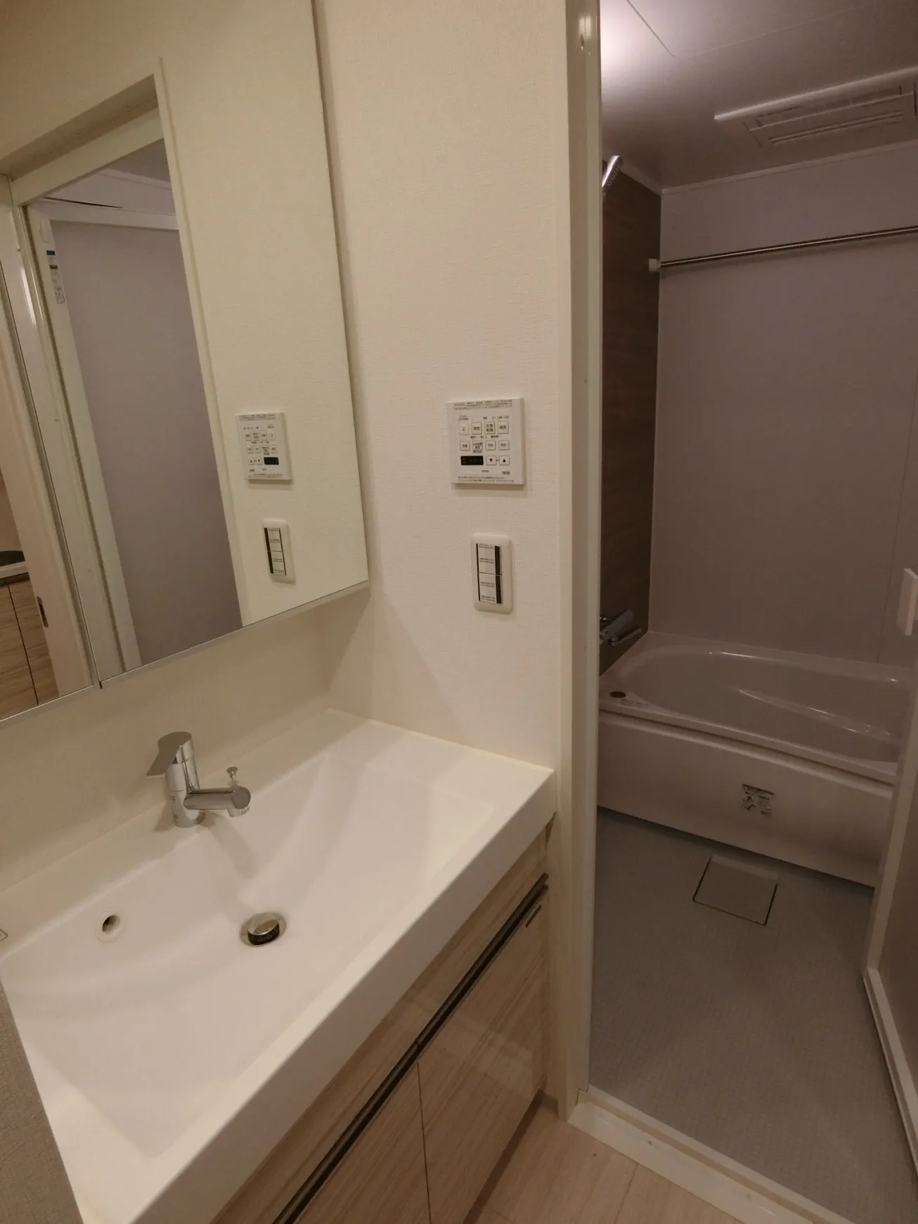 Le Fon Blanche Shinagawa Minamioi - Interior - ["Mirror", "Tap", "Plumbing fixture"]