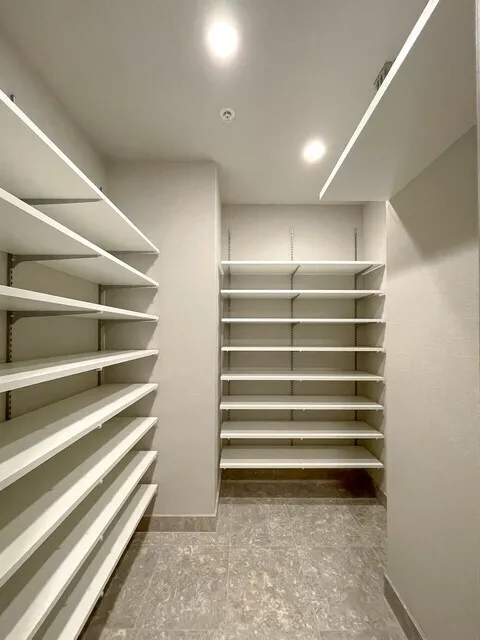 Royal Parks Ariake - Interior - ["Flooring", "Shelving", "Wood"]