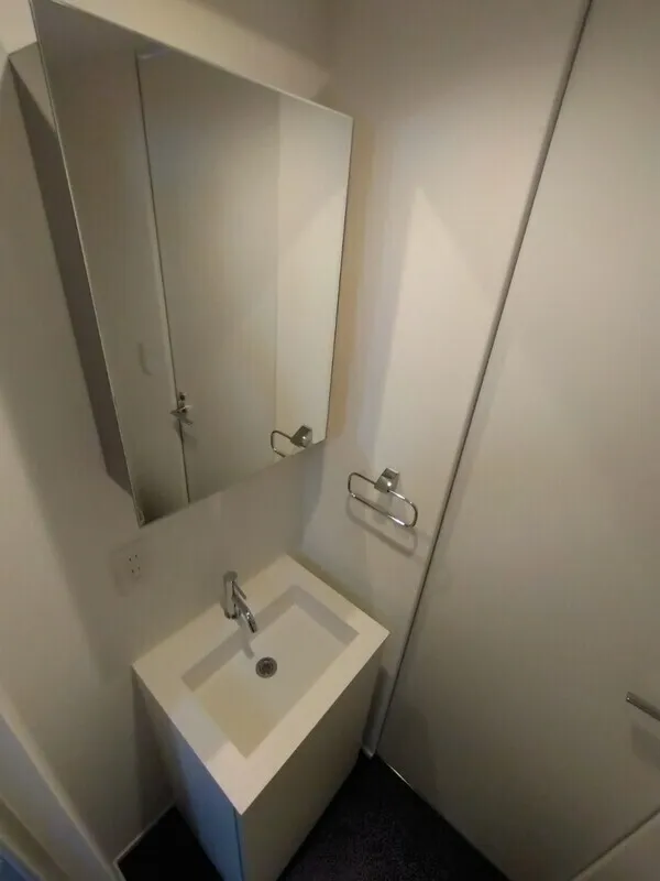Fullea Hongo - Interior - ["Plumbing fixture", "Bathroom Sink", "Flooring"]