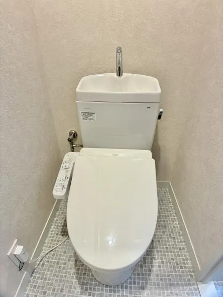 Sharm K. Casa - Interior - ["Toilet seat", "Toilet", "Plumbing fixture"]