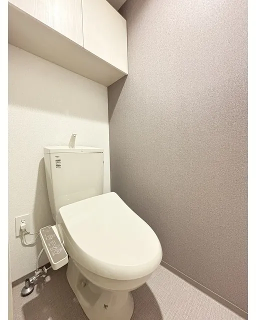 Due Hikifune II - Interior - ["Toilet seat", "Toilet", "Flooring"]