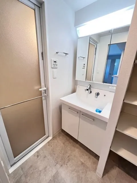 RESIDIA Itabashi Honmachi Place - Interior - ["Flooring", "Floor", "Plumbing fixture"]