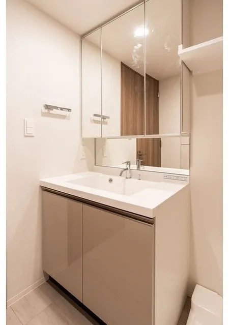 Comforia Liv Itabashi - Interior - ["Flooring", "Floor", "Bathroom cabinet"]