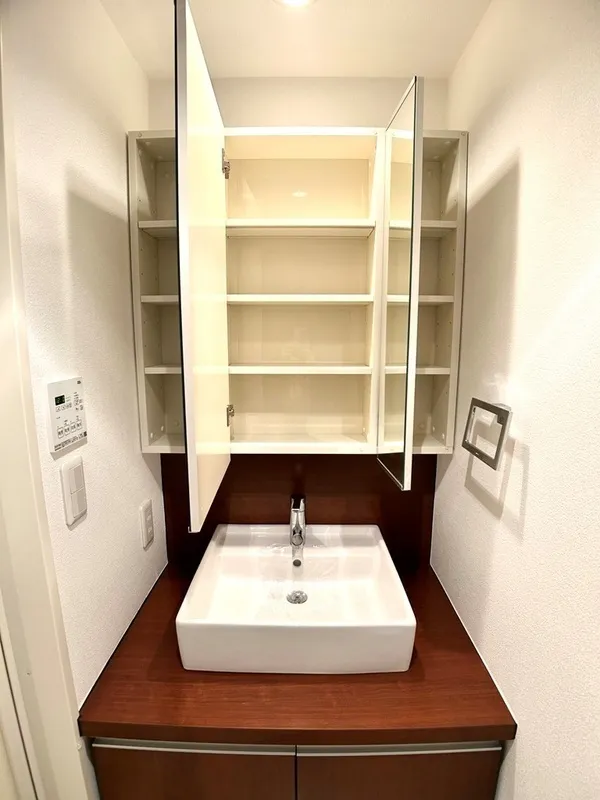 Due Itabashi - Interior - ["Cabinetry", "Interior design", "Flooring"]
