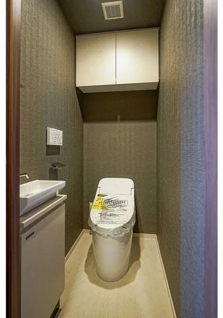 Due Fuchu I - Interior - ["Toilet seat", "Flooring", "Toilet"]