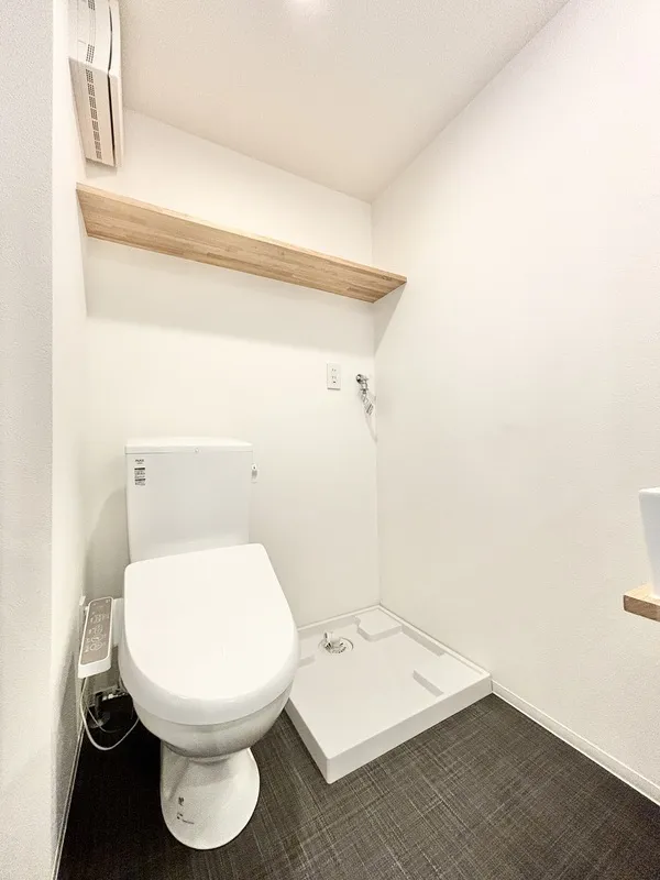 Trias242 - Interior - ["Toilet seat", "Plumbing fixture", "Toilet"]