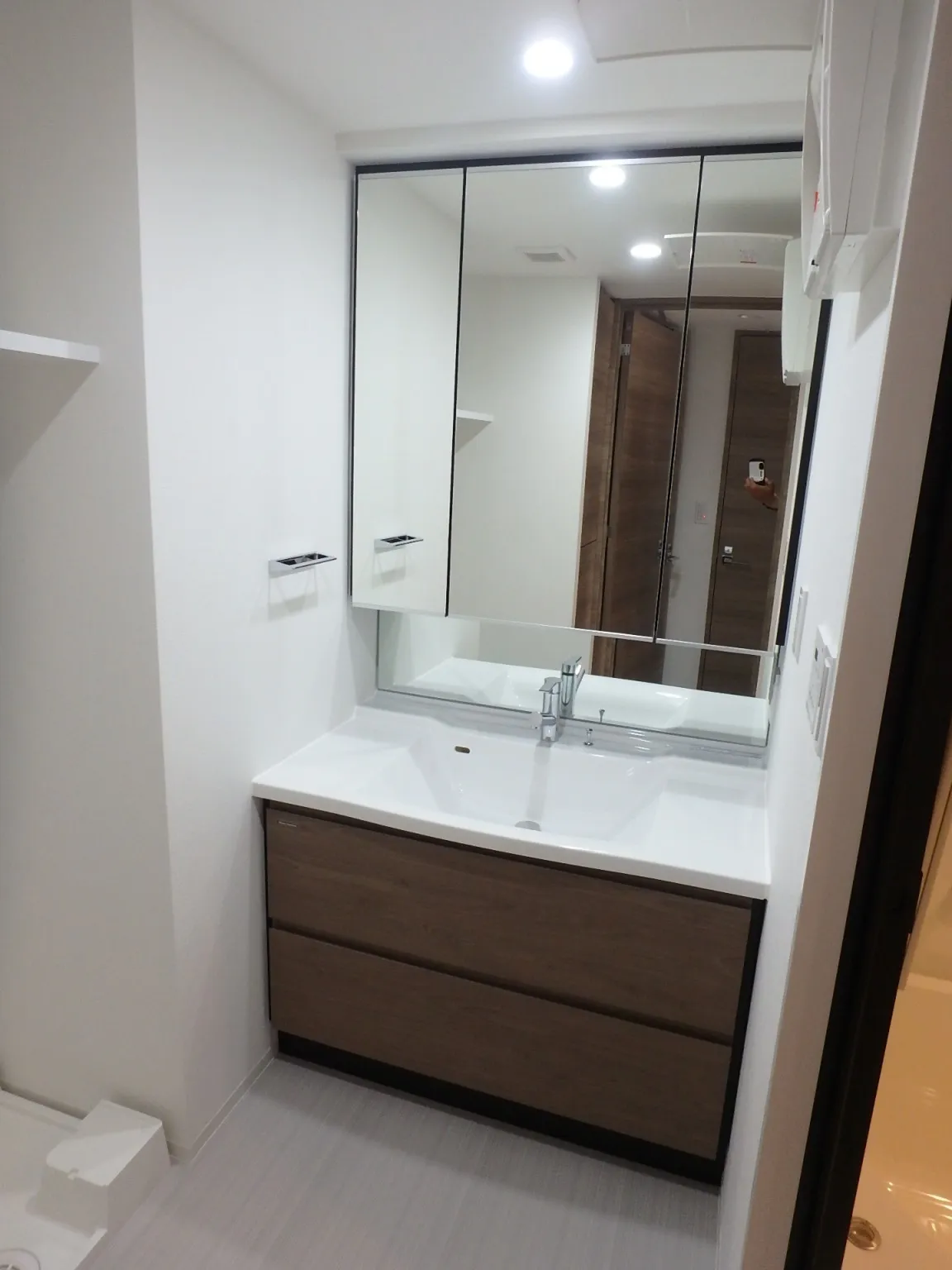 Orchid Residence Ueno - Interior - ["Flooring", "Bathroom cabinet", "Floor"]