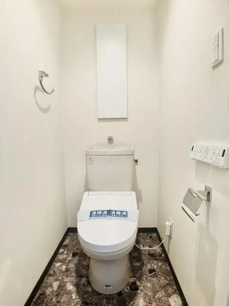 Stage Grande Hongo - Interior - ["Toilet seat", "Toilet", "Bathroom"]