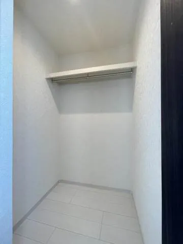 Mare Saginomiya - Interior - ["Flooring", "Floor", "Grey"]