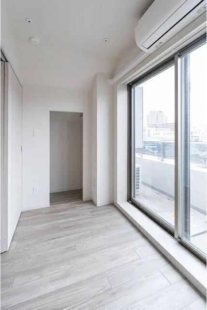 LUMIEC HONCHO EAST - Interior - ["Floor", "Flooring", "Ceiling"]