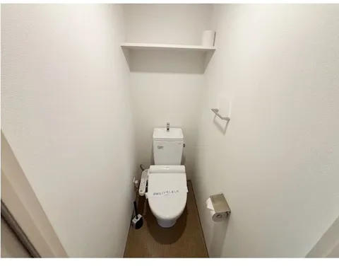 Prestyle Kikugawa - Interior - ["Toilet seat", "Flooring", "Floor"]