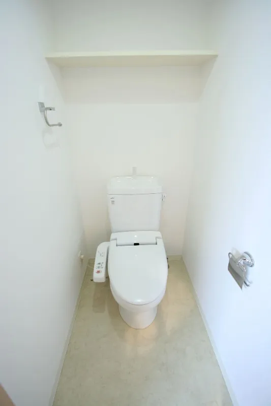 Castalia Hatsudai - Interior - ["Toilet seat", "Toilet", "Plumbing fixture"]