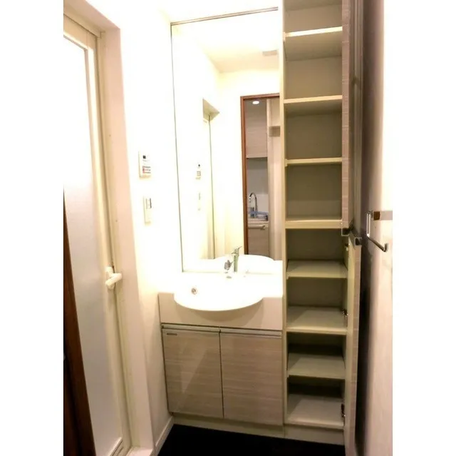 Laurier Ginza - Interior - ["Sink", "Property", "Mirror"]