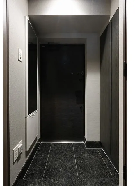 Lien Gotenyama - Interior - ["Fixture", "Door", "Floor"]