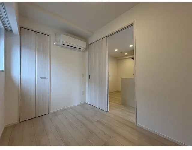 Due Oku - Interior - ["Flooring", "Floor", "Wood flooring"]