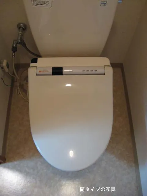 Comforia Shimo-Ochiai - Interior - ["Toilet", "Toilet seat", "Plumbing fixture"]