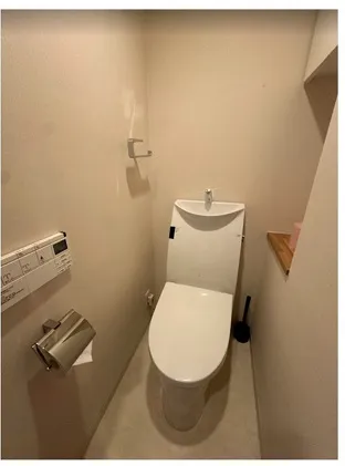 Genovia Minami Azabu Green Veil - Interior - ["Toilet seat", "Toilet", "Plumbing fixture"]