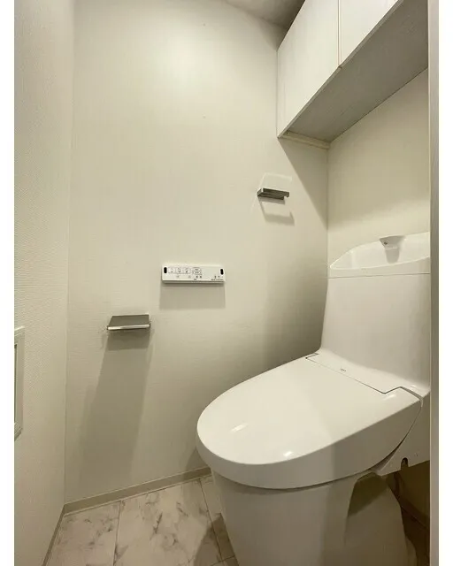Comforia Liv Ueno - Interior - ["Toilet seat", "Toilet", "Plumbing fixture"]