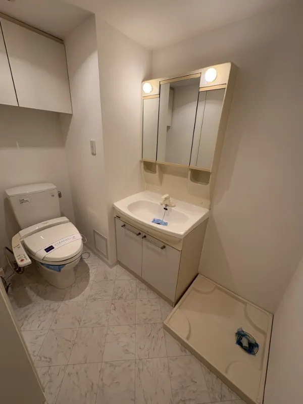 Residia Tsukiji - Interior - ["Flooring", "Floor", "Plumbing fixture"]