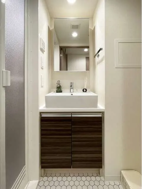 Well Square Ism Komagome - Interior - ["Mirror", "Tap", "Plumbing fixture"]