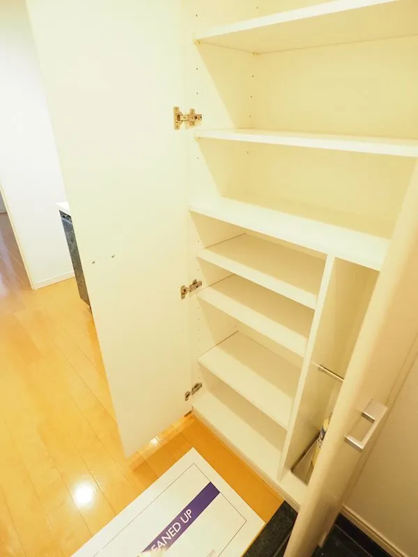 Residia Bunkyo Hongo II - Interior - ["Shelf", "Furniture", "Bookcase"]