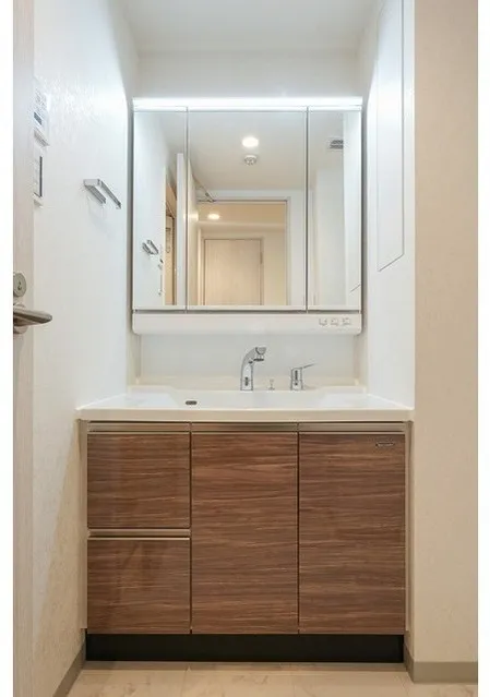 Comforia Liv Bunkyo Gokokuji - Interior - ["Flooring", "Bathroom cabinet", "Bathroom Sink"]