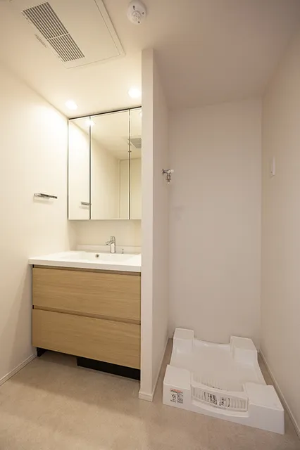 Park City Nakano The Tower Breeze - Interior - ["Flooring", "Floor", "Plumbing fixture"]