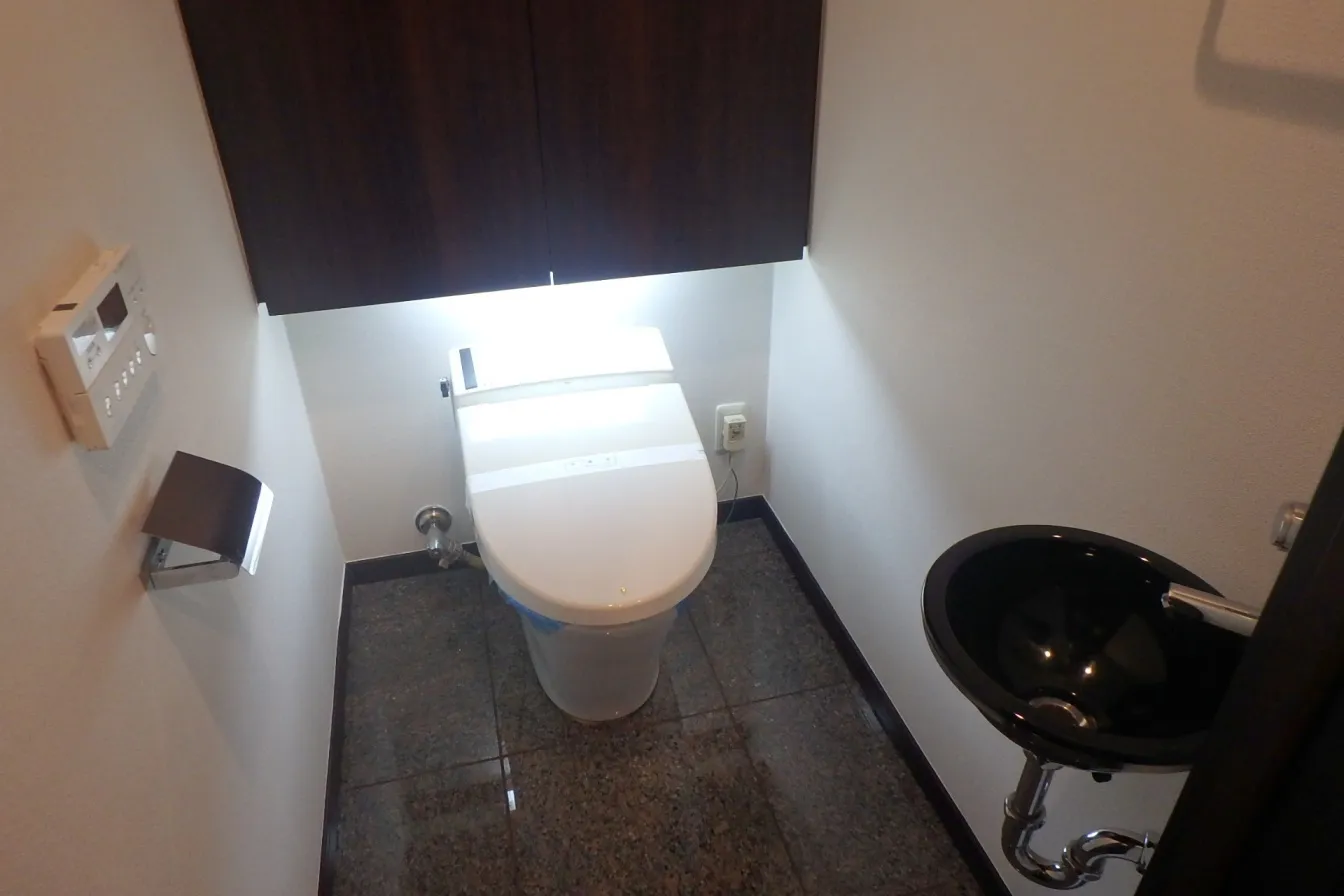 Doue Nihonbashi - Interior - ["Plumbing fixture", "Toilet", "Toilet seat"]