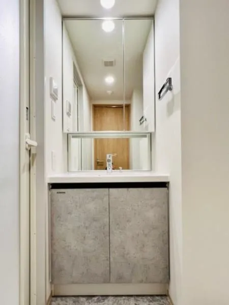 GRANSITE WASEDA - Interior - ["Mirror", "Fixture", "Wood"]